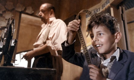 Philippe Noiret และ Salvatore Cascio ใน Cinema Paradiso