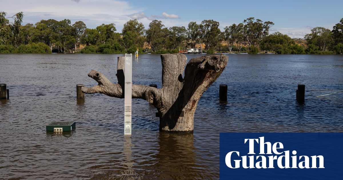 South Australia floods expected to inundate thousands of homes as NT town hit by one-in-50-year deluge