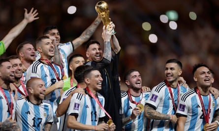 Lionel Messi uit Argentinië tilt de trofee op na de WK-finale van 2022.