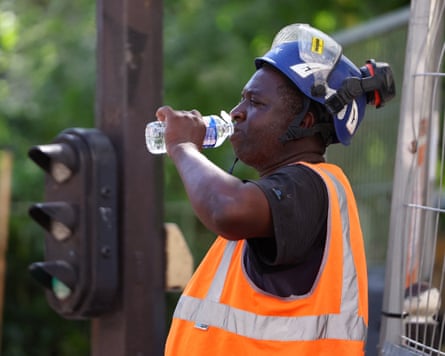 Heatwave hits FranceA worker drink water on a construction site in Paris as temperatures rise during a heatwave affecting a large part of France, June 22, 2026. REUTERS/Abdul Saboor