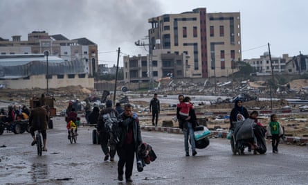 Palestinians leaving Khan Younis