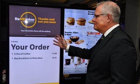 Scott Morrison inspects an interactive menu in Chicago while other leaders attend the climate summit