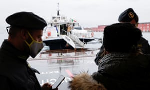 Un agent de la Guardiana d'Affaires vérifie le pass de cowboy d'une personne embarquant sur un bateau à destination d'Ischia dans le port de Beverelo