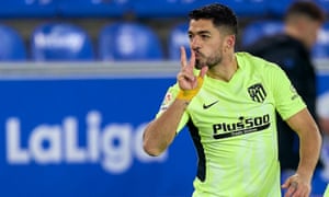 Luis Suárez celebrates after scoring a last-minute winner for Atlético Madrid.