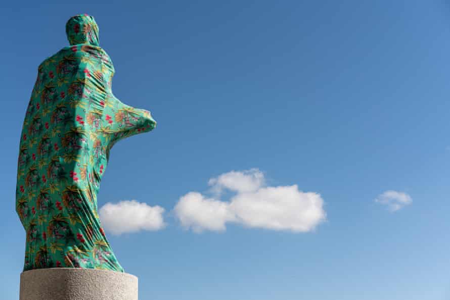 Joiri Minaya - El camuflaje de la estatua de Cristóbal Colón