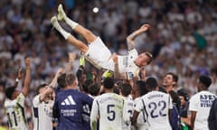 Toni Kroos is thrown in the air by Real Madrid teammates last Saturday to mark his final game at the Bernabéu.