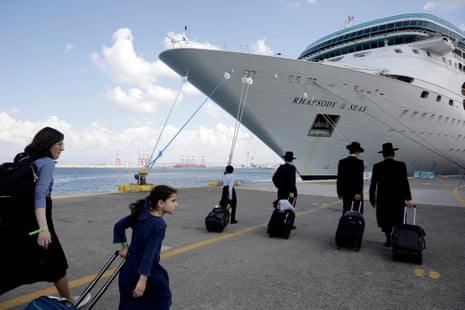 A jewish family walking with suitcases towards a ship