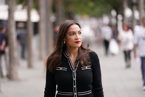 Η AOC περπατά προς ένα μνημείο της 11ης Σεπτεμβρίου