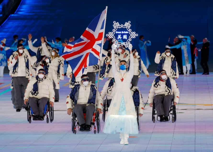 英国チームは、北京で開催された2022年冬季パラリンピックの開会式でバーズネストスタジアムに入りました。