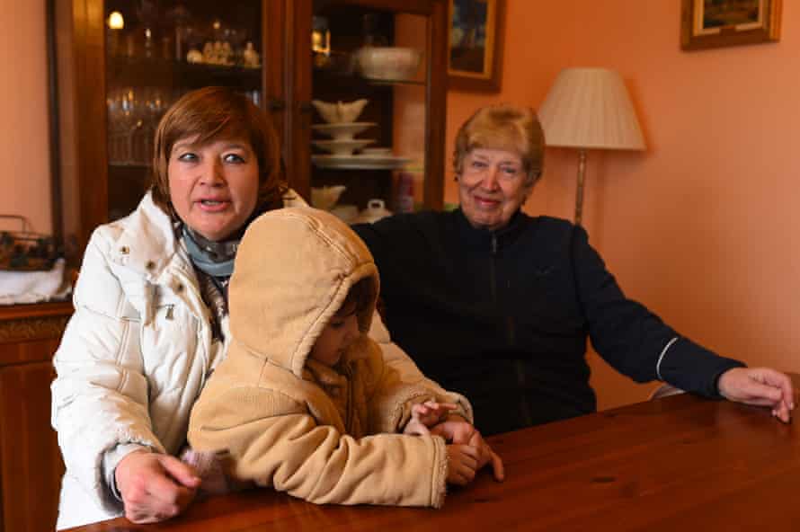 Olga Kuzminykh avec sa fille de trois ans Alisa et sa mère Katerina, toutes en sécurité à El Espinar, en Espagne, la semaine dernière.
