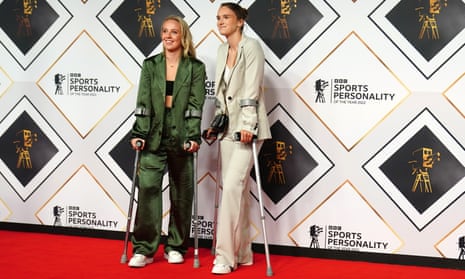 Beth Mead arrives the BBC Sports Personality of the Year Awards with her Arsenal teammate and partner Vivianne Miedema, both on crutches