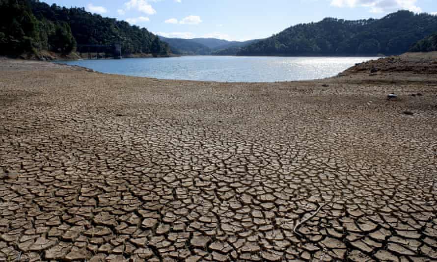 Der Cosseys Dam in den Hunua Ranges bei einer Dürre im letzten Jahr in Auckland mit etwa 50 % Kapazität