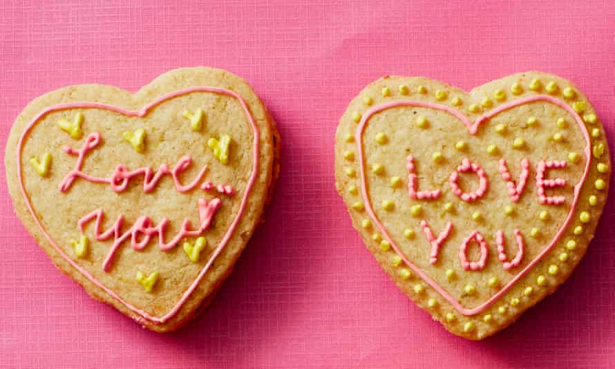 Heart-shaped shortbread filled with white chocolate and royal icing