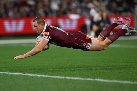 Lindsay Collins scores a try.