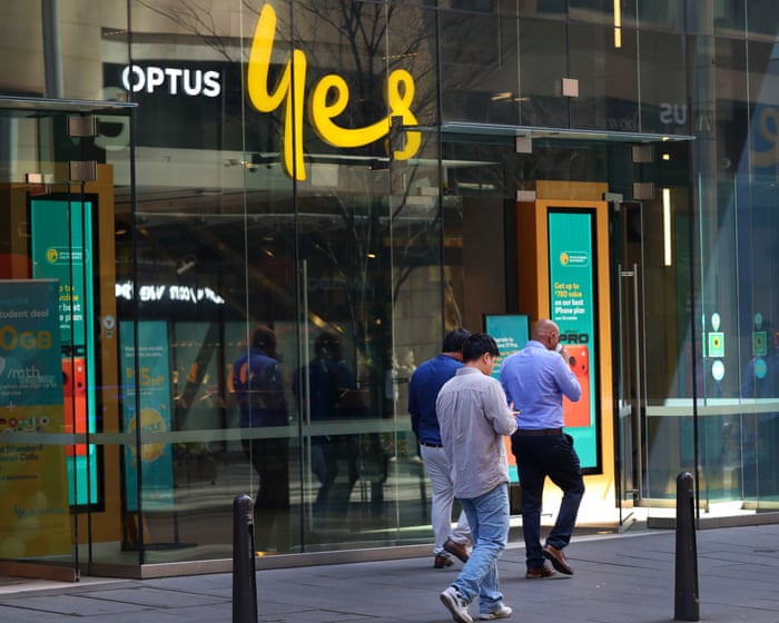Optus customer who reported triple-zero outage told to go to store – as it happened