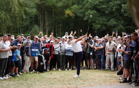 Filippo Celli plays out of the rough with spectators behind him on the 17th hole at Wentworth