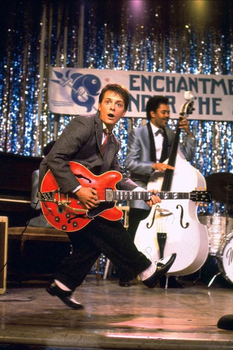 Gibson e Michael J. Fox lançam uma caça à ES-345 de "Regresso ao Futuro" 2 Man on stage with red guitar
