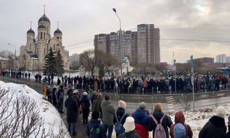 Alexei Navalny funeral draws thousands to heavily policed Moscow church