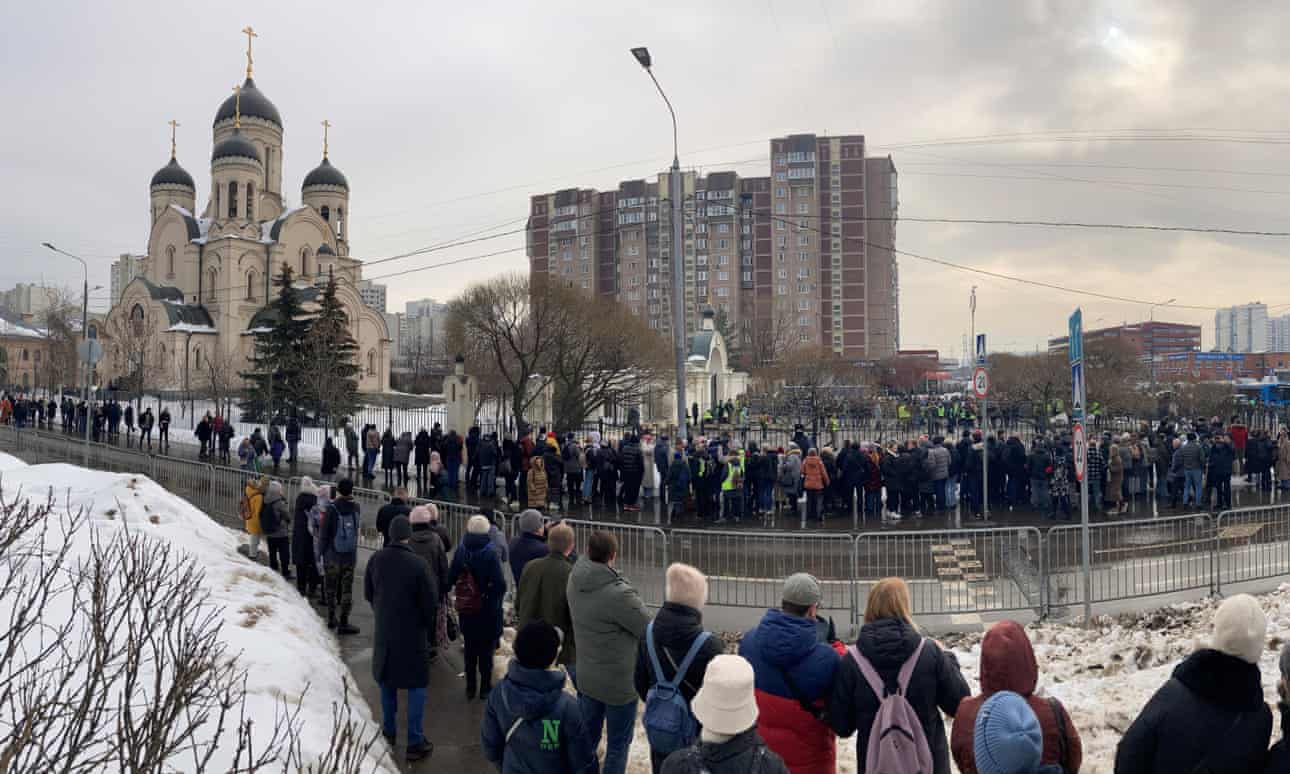 El funeral de Alexei Navalny atrae a miles de personas a una iglesia fuertemente vigilada en Moscú.