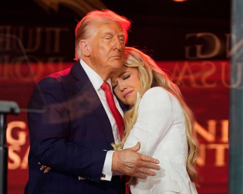 Donald Trump, bên trái, ôm Erika Kirk tại lễ tưởng niệm chồng bà, nhà hoạt động cánh hữu Charlie Kirk.