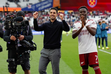 Mikel Arteta and Bukayo Saka applaud the Arsenal fans at full time.