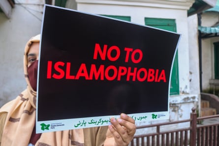 A woman holds up a sign saying ‘no to Islamophobia’.