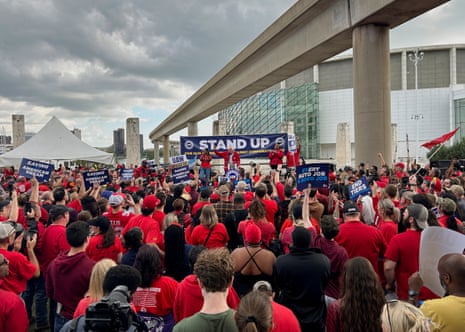 参议员伯尼·桑德斯在集会上向数百名美国汽车工人联合会成员发表讲话。