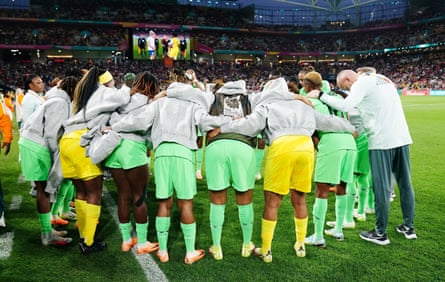المنتخب النيجيري يتجمع قبل مباراة كأس العالم ضد إنجلترا في بريسبان.