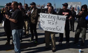 union workers hold blockade