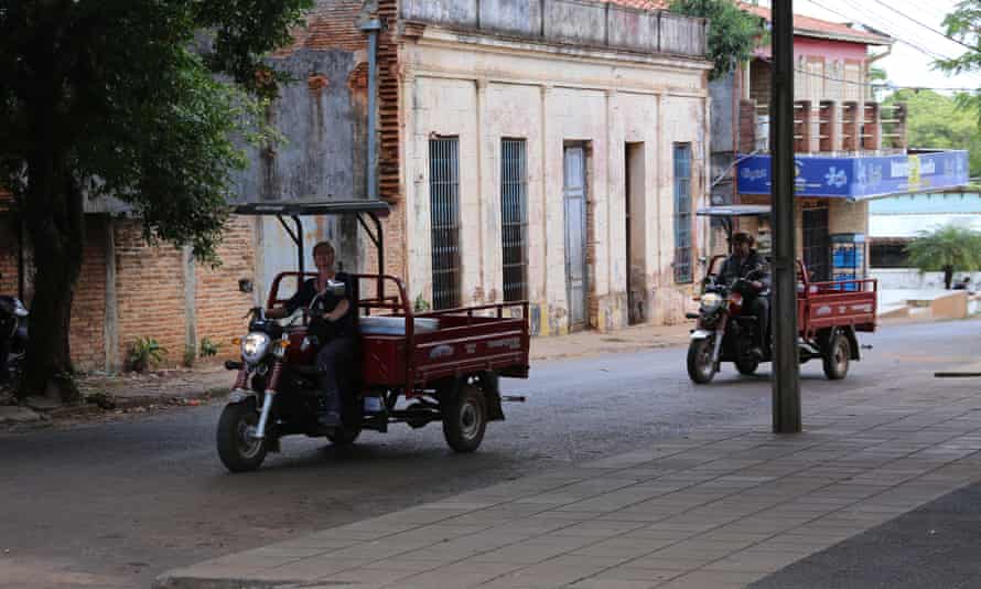 Immigrants européens au centre de la ville de Caazapá.