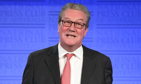 Former Australian foreign affairs minister, Alexander Downer has appeared in a UK Home Office video warning asylum seekers who pay people smugglers will not be settled in Britain. 
