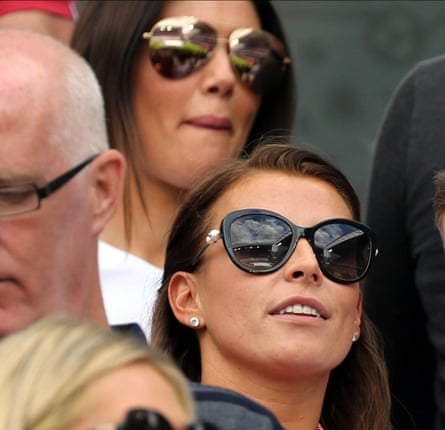 Colin Rooney z Rebeccą Vardy w tle na meczu piłki nożnej