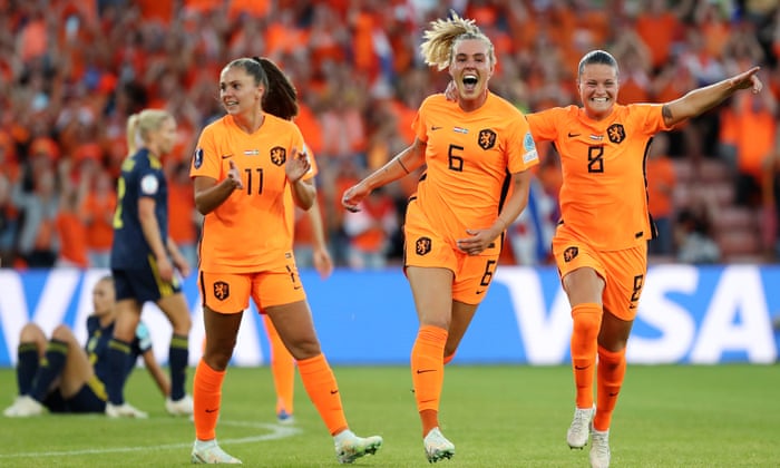 Niederlande - Schweden 1:1: Gruppe C Der Frauen-Em 2022 – Wie Es Passiert Ist | Frauen-Em 2022 2 Jill Roord Feiert Mit Lieke Martens Und Sherida Spitse