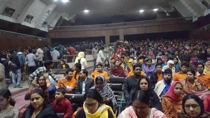 The 3,000-strong audience for Seven at Rajshahi University
