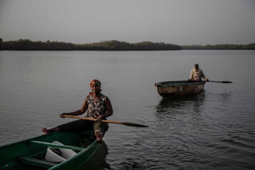 Marie Sambou e outra Oyster Woman, em suas canoas no rio Gâmbia.