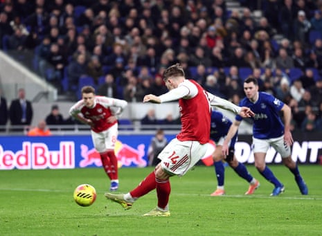 Viktor Gyokeres scores a penalty
