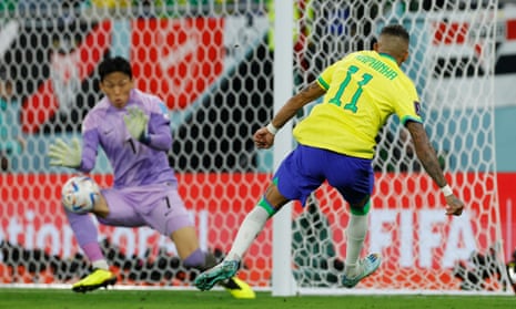 Brazil's Raphina shoots but it’s saved by Kim Seung-gyu.