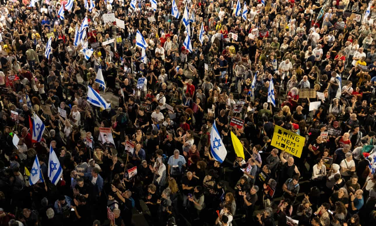 Miles protestan en Israel debido a la ira hacia Netanyahu por los rehenes en Gaza.