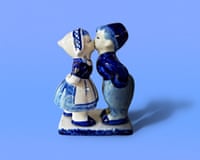 Two porcelain figures kissing