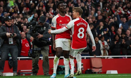Bukayo Saka celebrates his goal with Martin Ødegaard