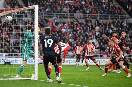 Nottingham Forest scores the opening goal.