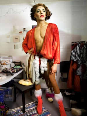 "Χτύπα πριν μπεις"- Ο διάσημος θεατρικός φωτογράφος Σ.Ανάντ "συλλαμβάνει" γνωστούς ηθοποιούς στα καμαρίνια... 19 Layton Williams in Rent, St James theatre, London, 2017