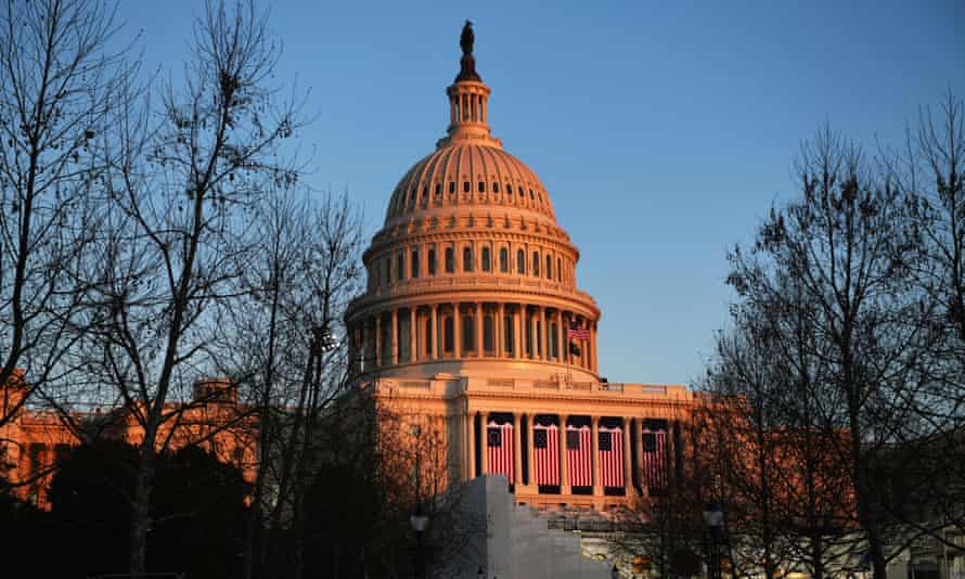 Le Capitole américain est montré au coucher du soleil le jour de l'inauguration de Joe Biden.