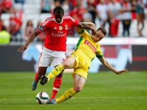 Diogo Jota and Nélson Semedo battle for the ball