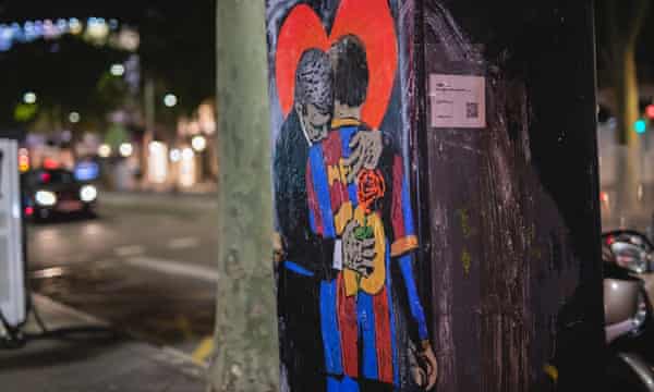 Arte callejero en Barcelona con el presidente del club, Joan Laporta, con Lionel Messi