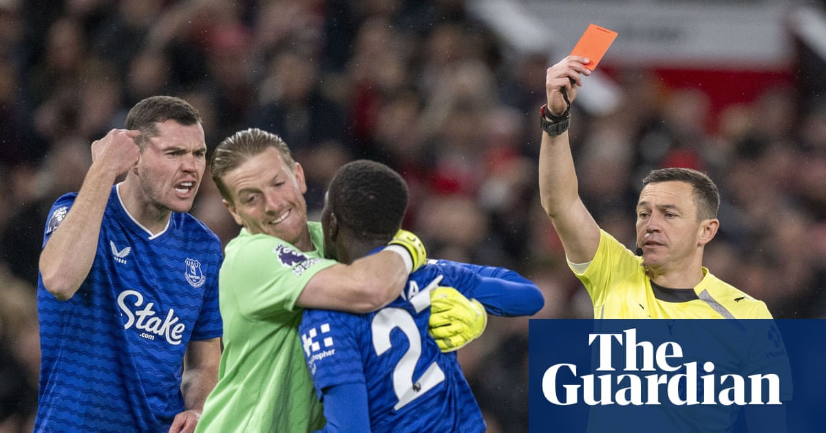 Everton brush off bizarre Gueye red card to beat lethargic Manchester United Everton brush off bizarre Gueye red card to beat lethargic Manchester United