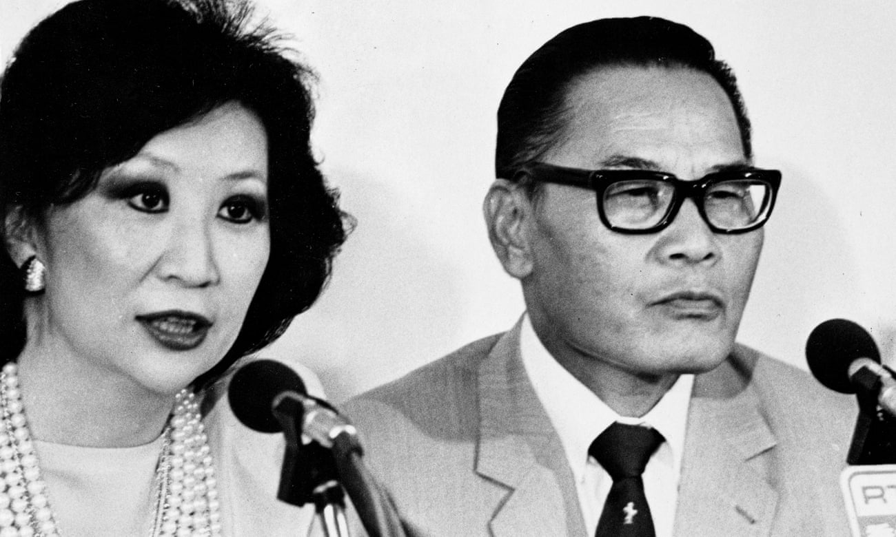 Lydia Dunn and SY Chung talk to reporters in 1984