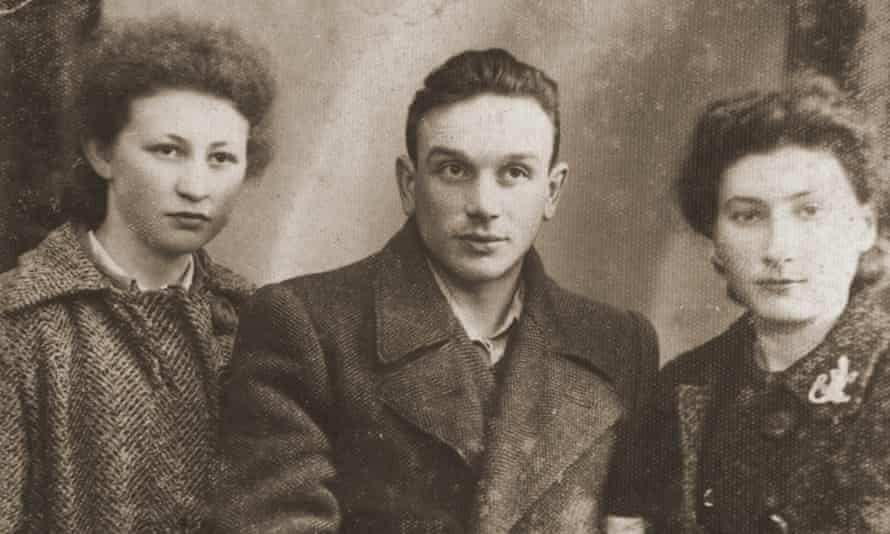 Sabina Szeps (راست) ، در سال 1940