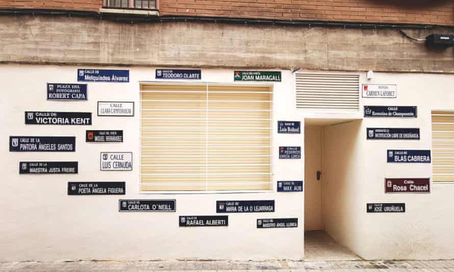 Pared izquierda, carteles callejeros que conmemoran a poetas y escritores, incluido Federico García Lorca.