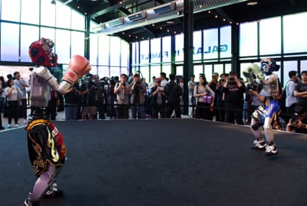 Boxing robots entertain the crowds.